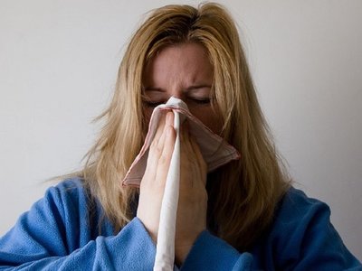 Contaminación ambiental y altos niveles de polen influyen en alergias