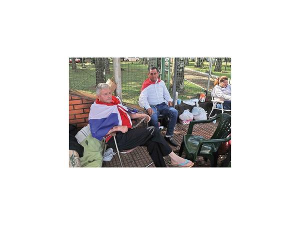 Despedidos se encadenan en Comuna de CDE y afirman no ser planilleros