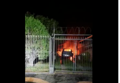 HOY / Se incendian dos vehículos dentro de una casa