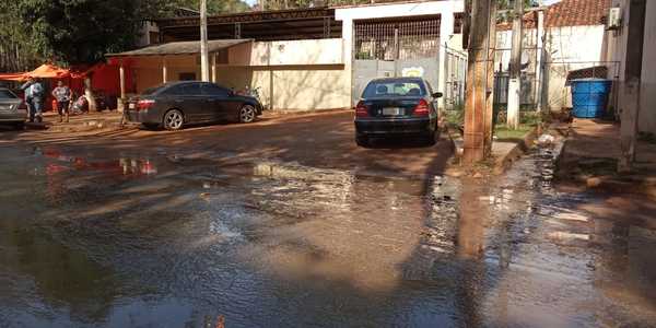 Agua servida frente a la cárcel por excavación de pozo artesiano