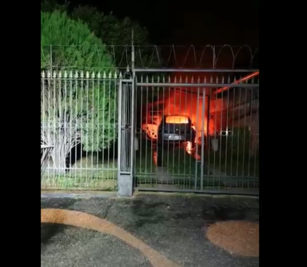Fuego consume dos vehículos
