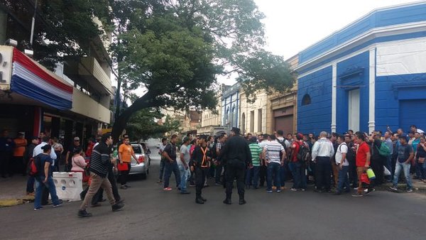 Guardias despedidos de la empresa SST aguardan solución a sus despidos » Ñanduti