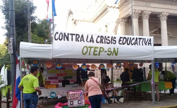HOY / Docentes protestan frente al Panteón por “0 %” de ejecución presupuestaria