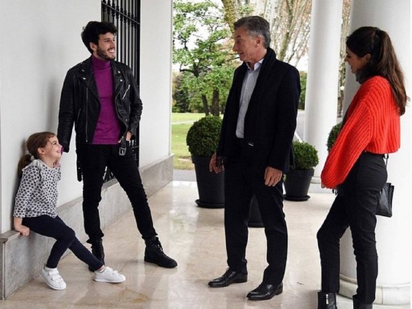 Sebastián Yatra sorprende a la hija del presidente argentino Macri