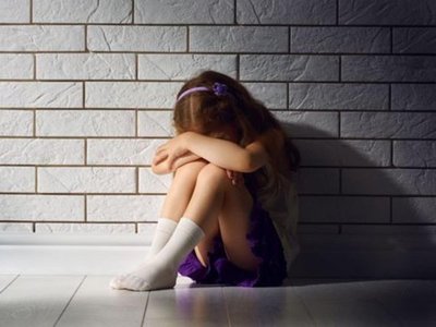 Padres denuncian a profesor por acoso a una alumna