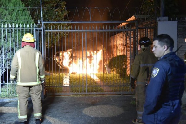 Dos vehículos se incendian en Fernando de la Mora - Nacionales - ABC Color