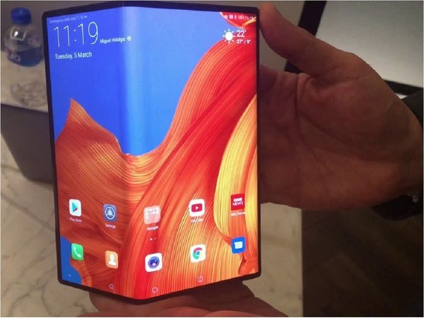 Huawei retrasa a septiembre el lanzamiento de teléfono plegable