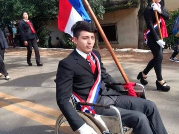 Abanderado desfiló en silla de ruedas y se ganó la admiración