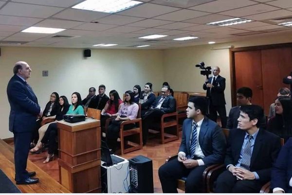 Estudiantes visitaron la sede judicial de la capital