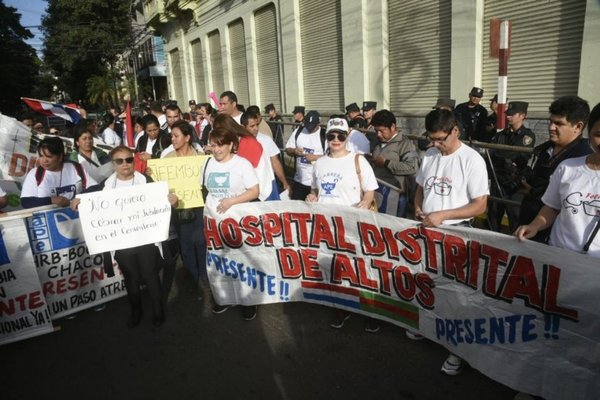 Enfermeras exigen equidad salarial y primer empleo para 4.000 colegas - ADN Paraguayo