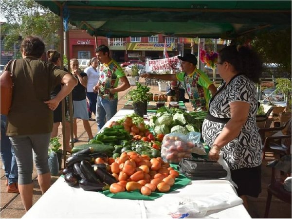 Itapúa: Realizan feria artesanal y frutihortícola por el Día del Padre
