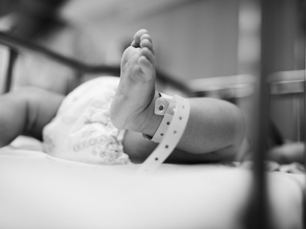 Muere bebé arrancado del vientre materno en Chicago