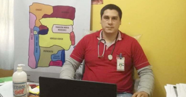 Doctor atiende a cambio de alimentos no perecederos