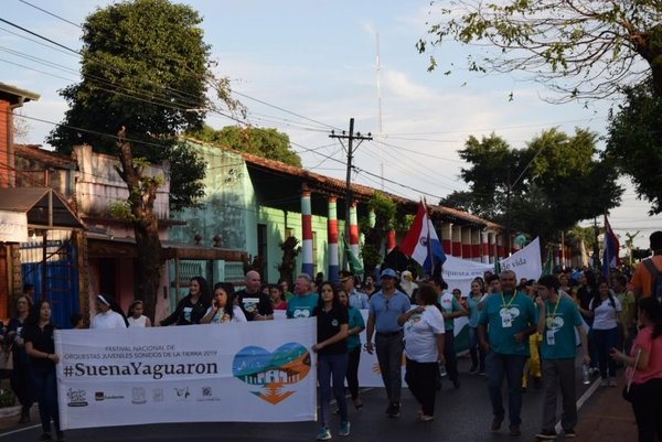 Más de 1.200 jóvenes abrazaron el templo de Yaguarón - Nacionales - ABC Color
