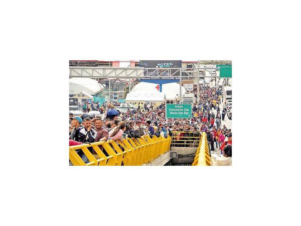 Miles de venezolanos entran a Perú en el último día sin visa