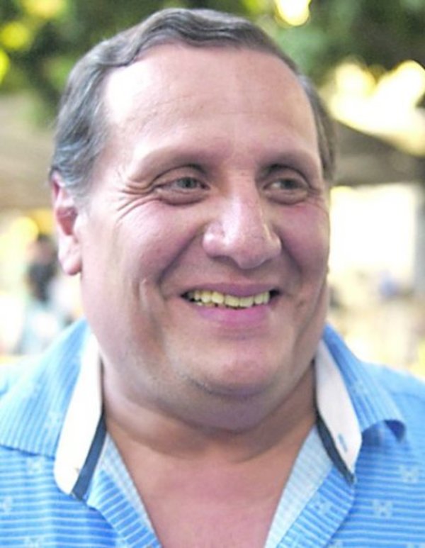 Diputado liberal tiene mozo, chofer y auto de la Cámara - Edicion Impresa - ABC Color