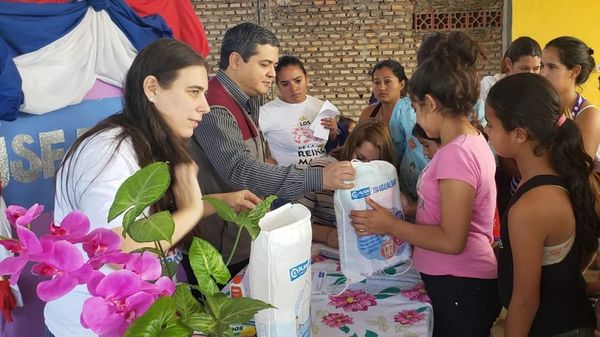 Entregan kits de higiene a niñas y mujeres que viven en refugios
