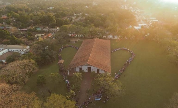 HOY / Con "abrazo musical", jóvenes artistas piden preservar el Templo de Yaguarón