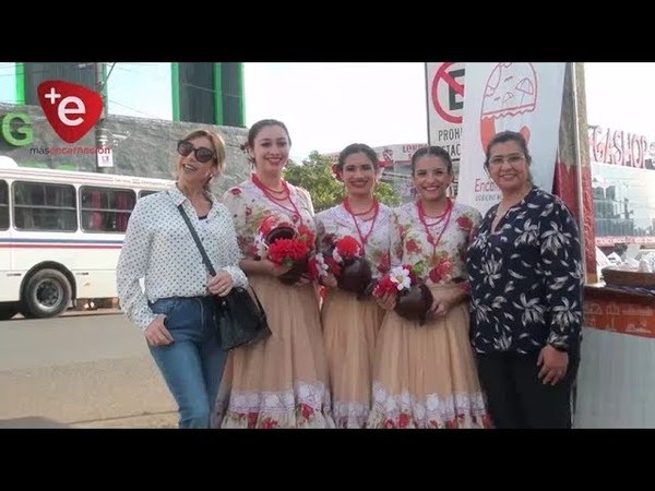 RECIBEN A TURISTAS CON COMIDAS TÍPICAS, DANZA Y MÚSICA PARAGUAYA