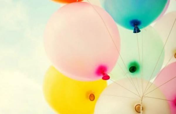 Suelta globos al aire para celebrar su graduación y deja a todo un barrio sin luz - C9N