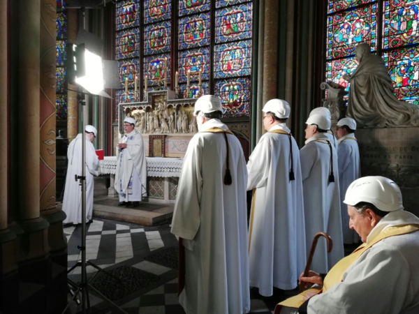 Notre Dame albergó la primera misa tras el incendio - Radio 1000 AM