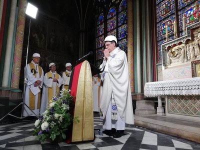 Notre Dame celebra en precariedad su primera misa tras el incendio