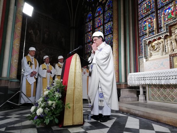 Notre Dame celebra en precariedad su primera misa tras el incendio