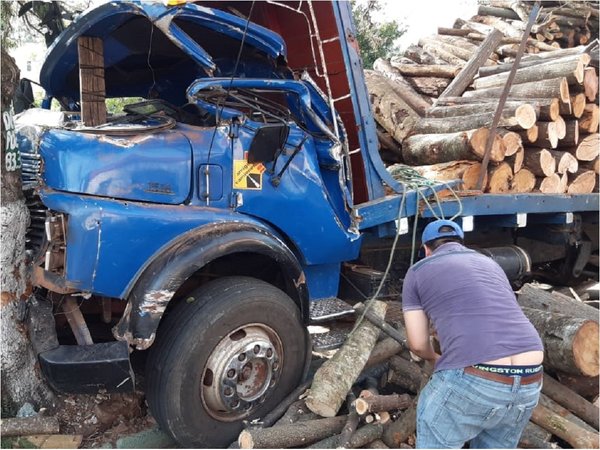 Caacupé: Accidente de camión deja dos hombres heridos