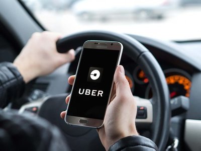 Usuarios de Uber denuncian cobros excesivos por viajes