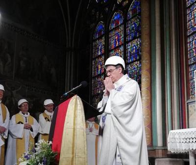 Celebraron con cascos la primera misa en Notre Dame tras el incendio