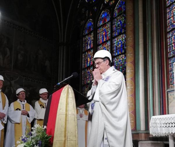 Celebraron con cascos la primera misa en Notre Dame tras el incendio