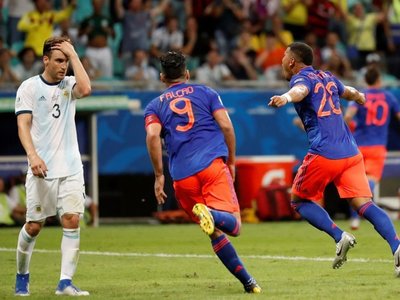 Colombia amarga el debut de Argentina