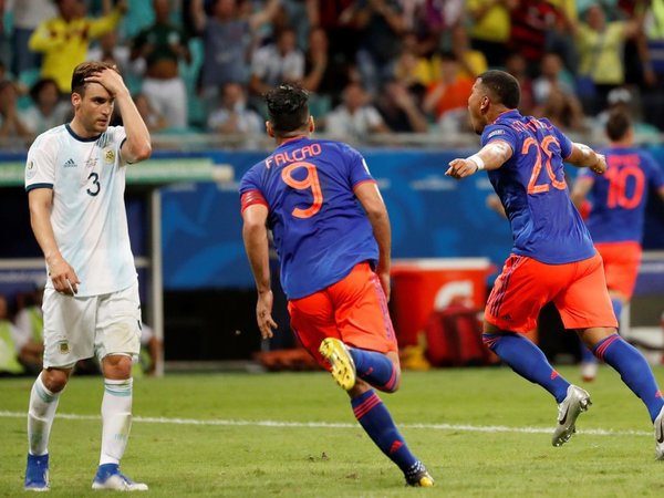 Colombia amarga el debut de Argentina