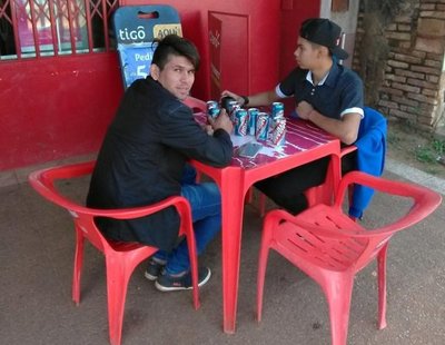 Menores se alcoholizan en la vía pública a la vista de todos - Nacionales - ABC Color