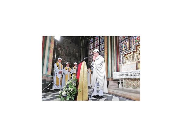 La primera misa, con seguridad tras el incendio en Notre Dame