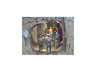 Rescatan con vida a uno de los mineros bolivianos  en Chile