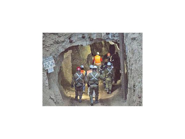Rescatan con vida a uno de los mineros bolivianos en Chile