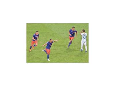Colombia golpea de entrada