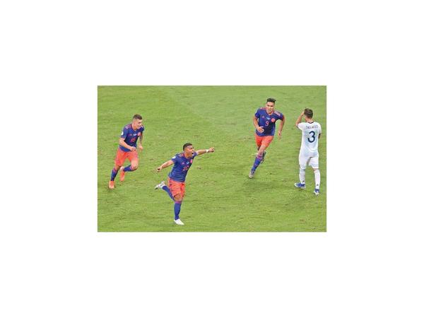 Colombia golpea de entrada