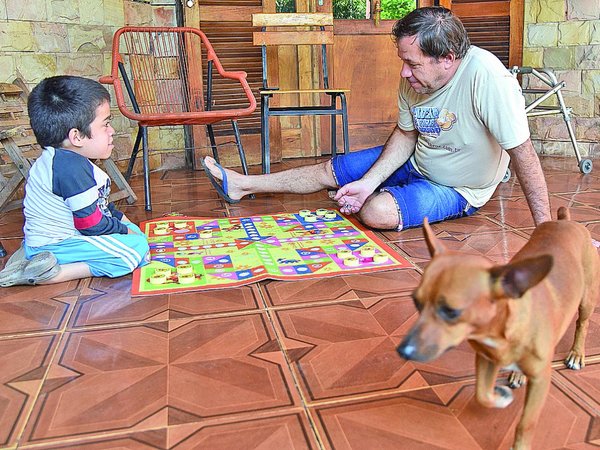 Ángel, un papá especial que desafía a la rutina diaria alentando a su hijo