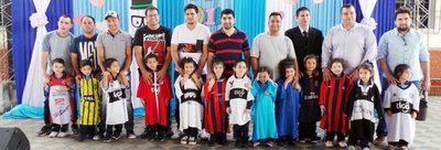 Niños agasajaron a sus “grandes héroes” - Edicion Impresa - ABC Color