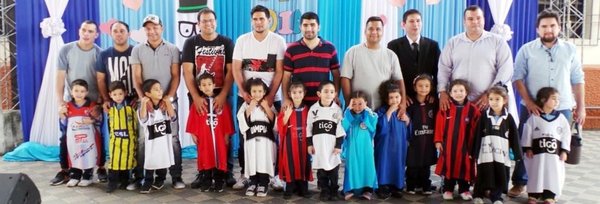 Niños agasajaron a sus “grandes héroes” - Edicion Impresa - ABC Color