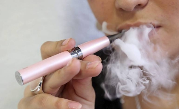 HOY / Ni cigarrillos ni vapeadores: Salud prohíbe fumar en sus dependencias