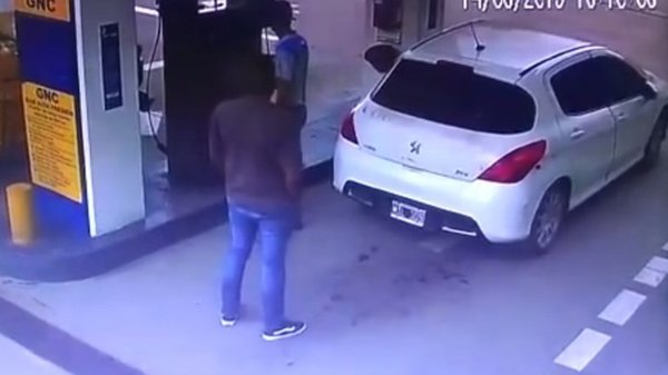 NARCO FUE A CARGAR GAS, EXPLOTÓ EL TANQUE Y LA DROGA VOLÓ POR EL AIRE