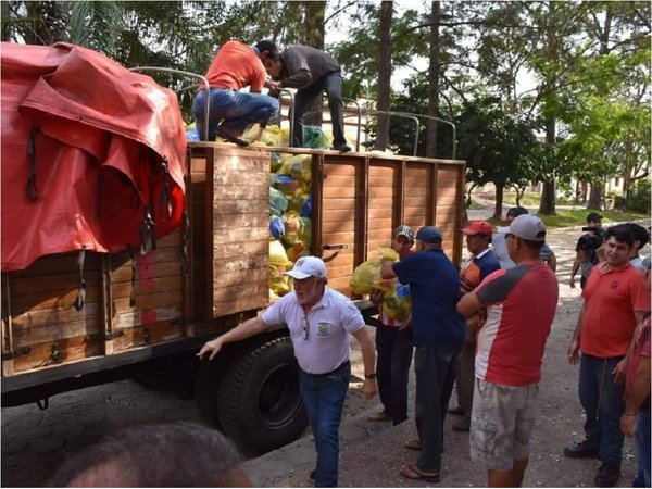 Itapúa entrega millonario aporte a damnificados de Ñeembucú