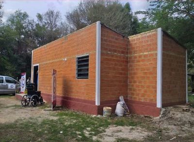 Gobernador de Central entregó una vivienda adaptada a una PcD