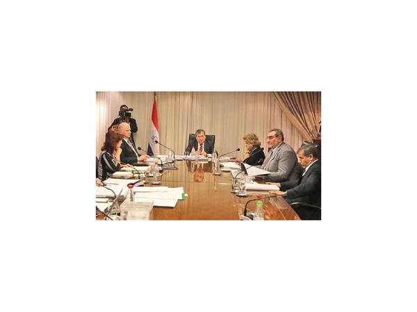 Instituciones judiciales siguen en el descrédito y sometidas a políticos