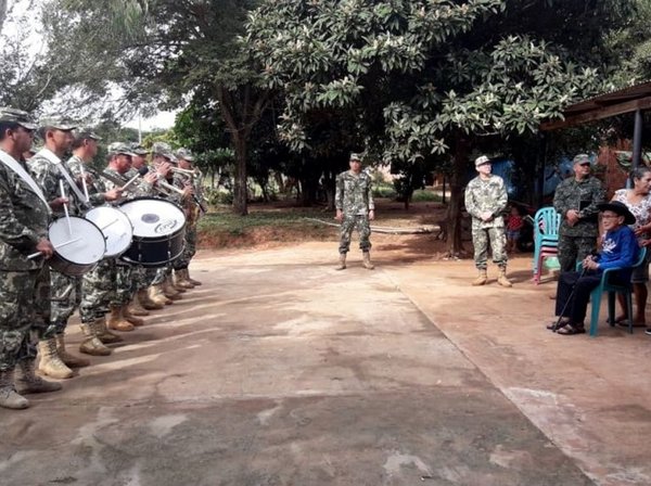 Héroe y padre ejemplar recibe una serenata - Edicion Impresa - ABC Color