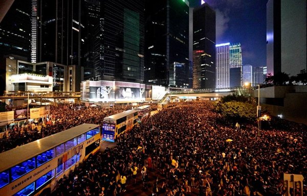 Hong Kong se moviliza en defensa de libertades - Edicion Impresa - ABC Color