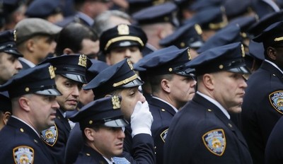 Policía de Nueva York en estado de alerta por el suicidio de 3 agentes en 10 días - Radio 1000 AM